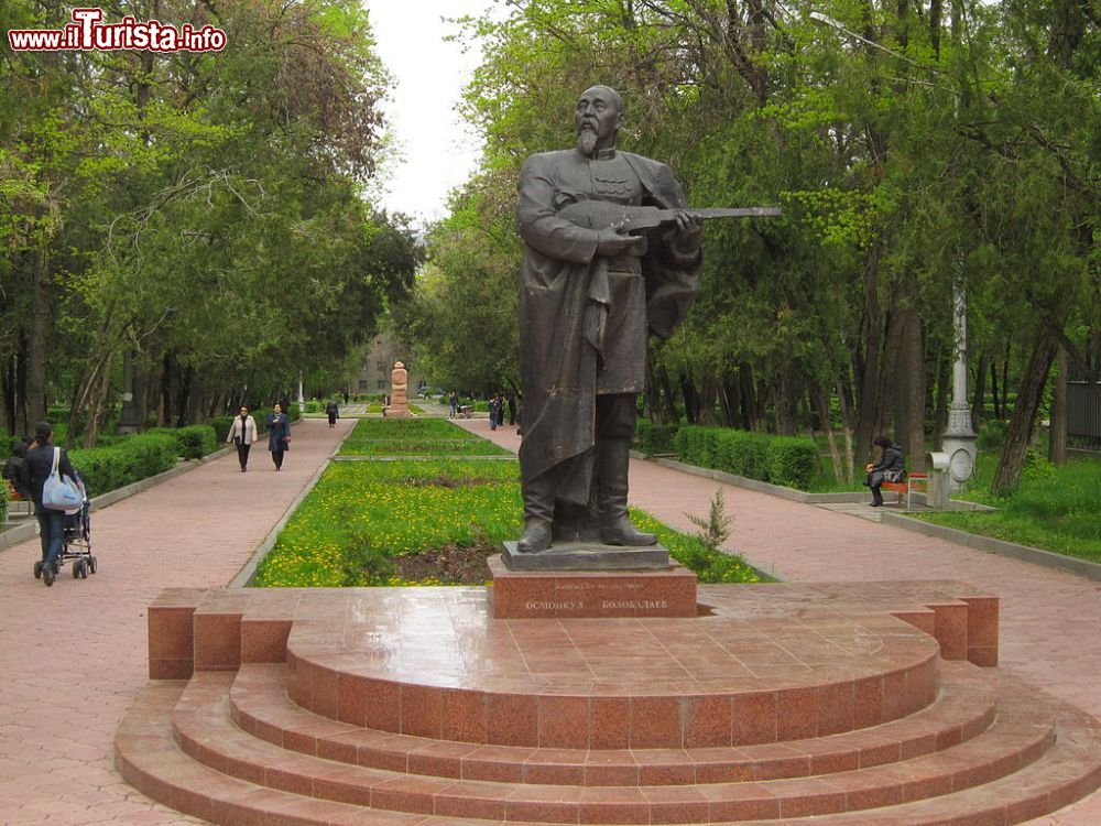 Immagine Una statua nel centro di Bishkek, la capitale del Kirghizistan - © Peter in s, CC BY-SA 3.0, Wikipedia