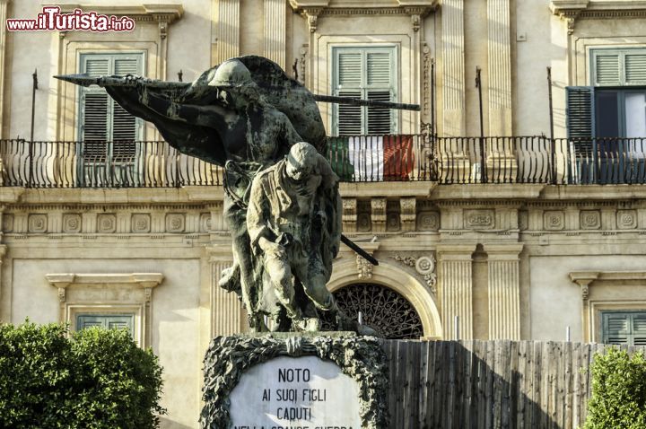 Immagine Una statua nel centro storico di Noto - questa statua, ubicata nel centro storico di Noto, a pochi metri dalla Cattedrale di San Nicolò, rappresenta un monumento ai caduti della prima guerra mondiale.  - © Sviluppo / Shutterstock.com