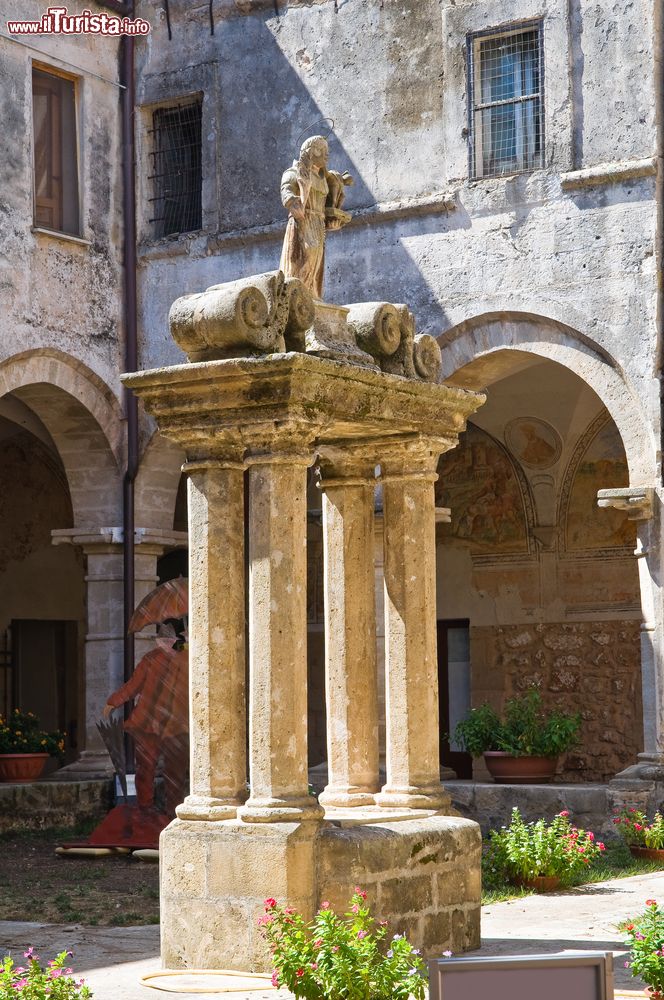 Immagine Una statua nel cortile della chiesa di Santa Maria delle Grazie a Manduria, Puglia, Italia.