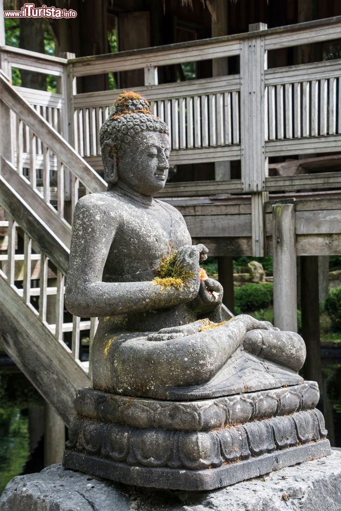 Immagine Una statua nel giardino del Castello di Arcen in Olanda