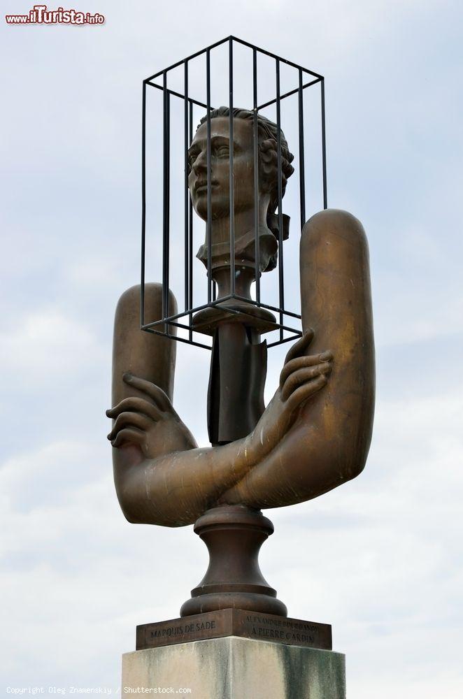 Immagine Una statua nel giardino - museo del Marchese de Sade a Lacoste, in Francia - © Oleg Znamenskiy / Shutterstock.com