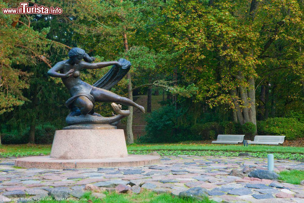 Immagine Una statua nel parco botanico di Palanga, Lituania: la scultura ritrae una donna che combatte con il serpente, opera di Robertas Antinis del 1960 - © Birute Vijeikiene / Shutterstock.com