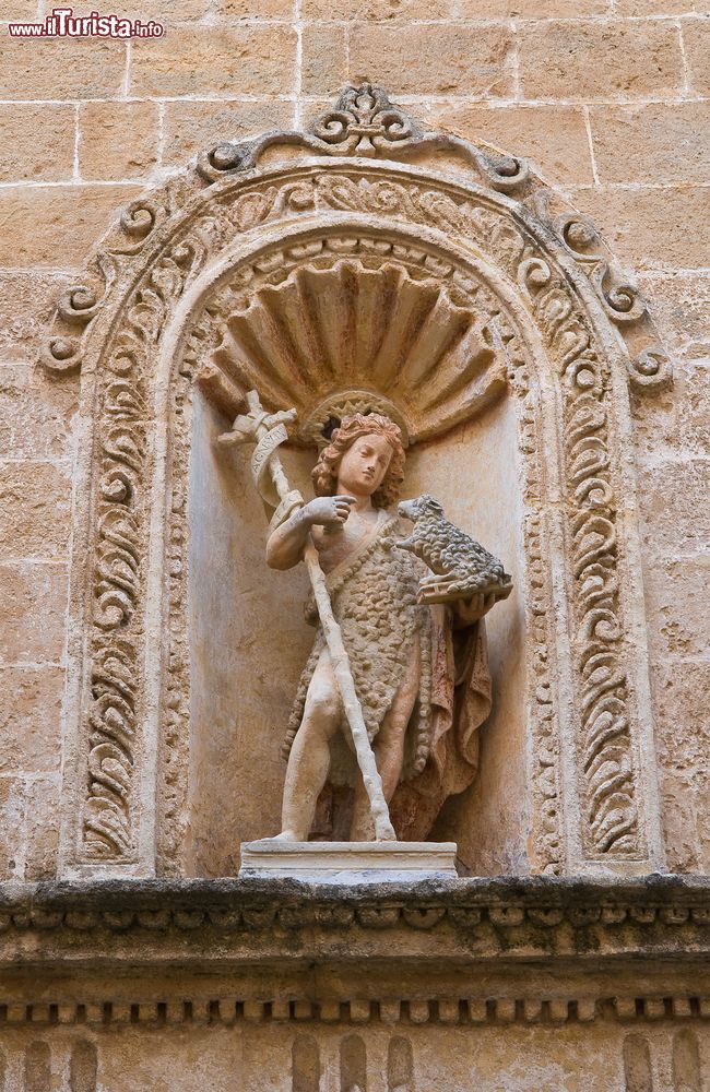 Immagine Una statua nella facciata della chiesa di San Giovanni Battista a Galatone in  Puglia