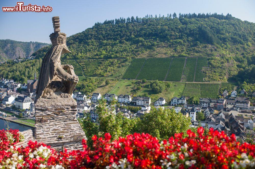 Immagine Una statua presso il castello di Cochem (Reichsburg) e, sullo sfondo la Valle della Mosella, in Germania - foto © gary yim / Shutterstock.com