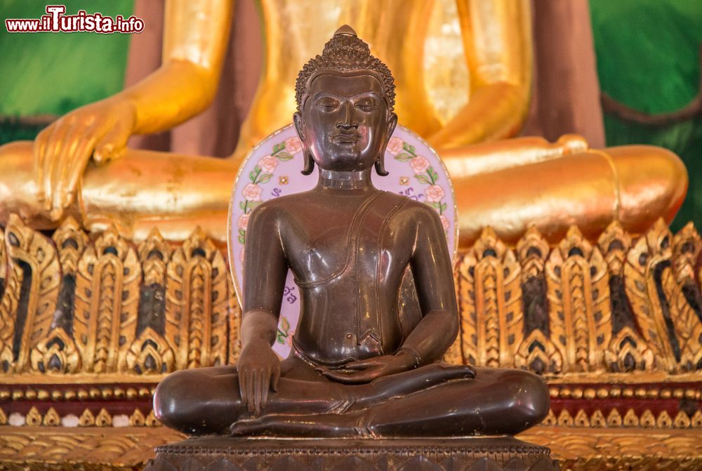 Immagine Una statuetta del Buddha in un tempio della città di Suphan Buri, Thailandia.