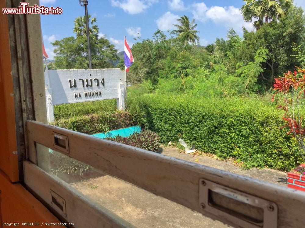 Immagine Una stazione ferroviaria di campagna nei pressi di Songkhla, Thailandia del Sud - © JOYFULLIFE / Shutterstock.com