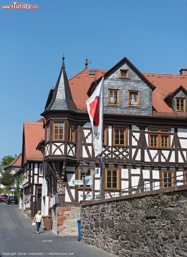Immagine Una storica casa a graticcio nel centro storico di Kronberg im Taunus in Assia, Germania - © Rainer Lesniewski / Shutterstock.com