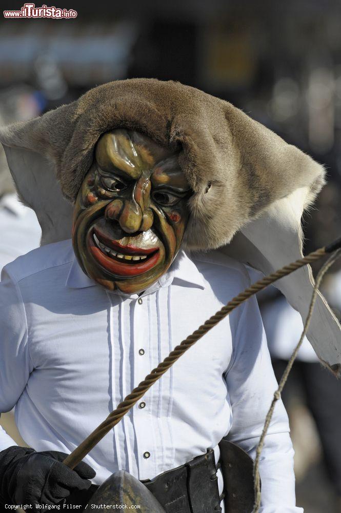 Immagine Una storica maschera di legno indossata al carnevale di Bad Hindelang, Germania - © Wolfgang Filser / Shutterstock.com