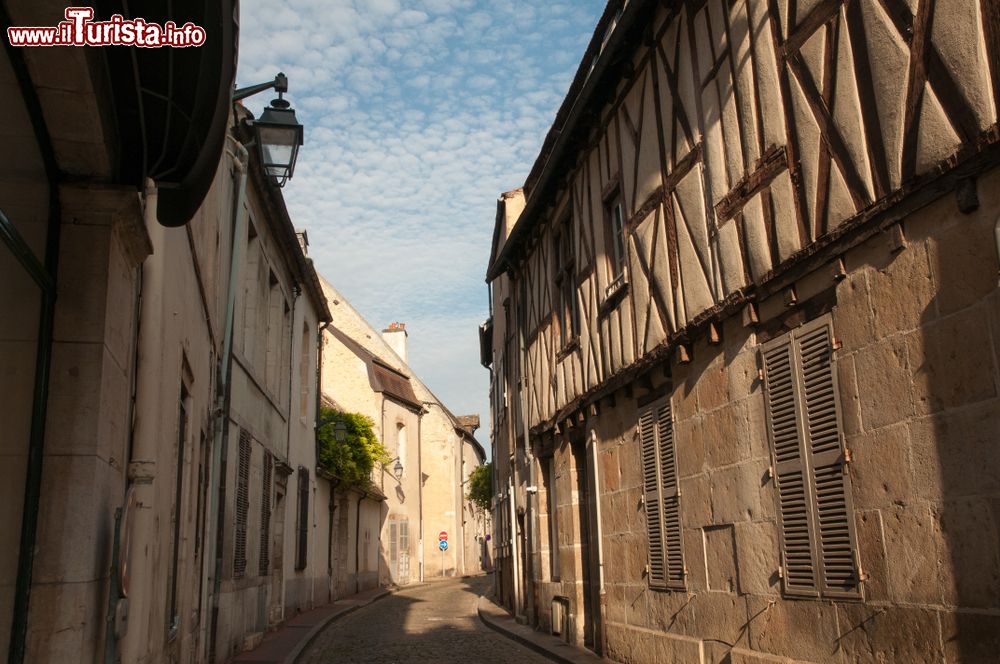 Immagine Una storica viuzza del centro di Beaunem Francia, con la pavimentazione in ciottoli.