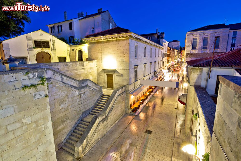 Immagine Una storica viuzza di Zadar fotografata di notte, Croazia.