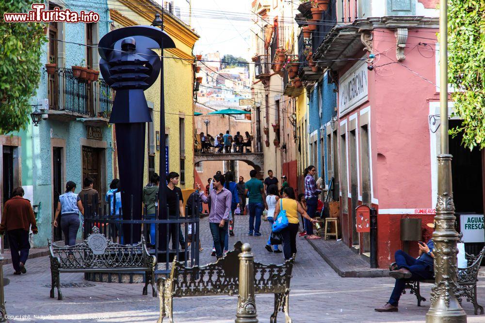 Immagine Una strada affollata nel centro storico di Guanajuato, Messico - © NadyaRa / Shutterstock.com