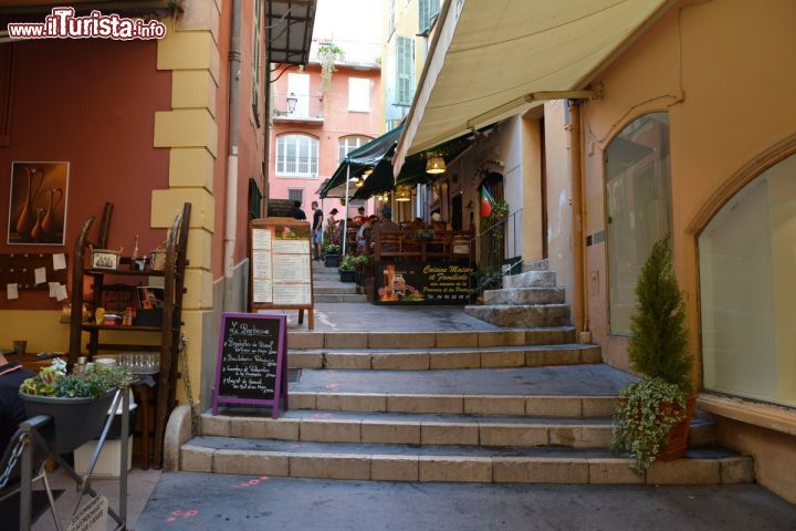 Immagine Una strada caratteristica del centro di Nizza, Francia. La città vecchia di Nizza è caratterizzata da strette viuzze acciottolate su cui si affacciano case color ocra e giallo addossate le une alle altre.