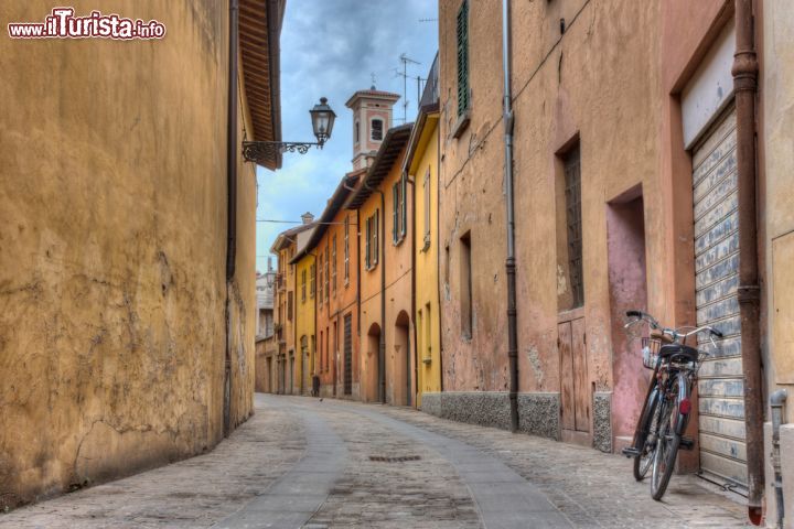 Immagine Una strada cel centro storico di Imola, provincia di Bologna, Emilia-Romagna - © ermess / Shutterstock.com