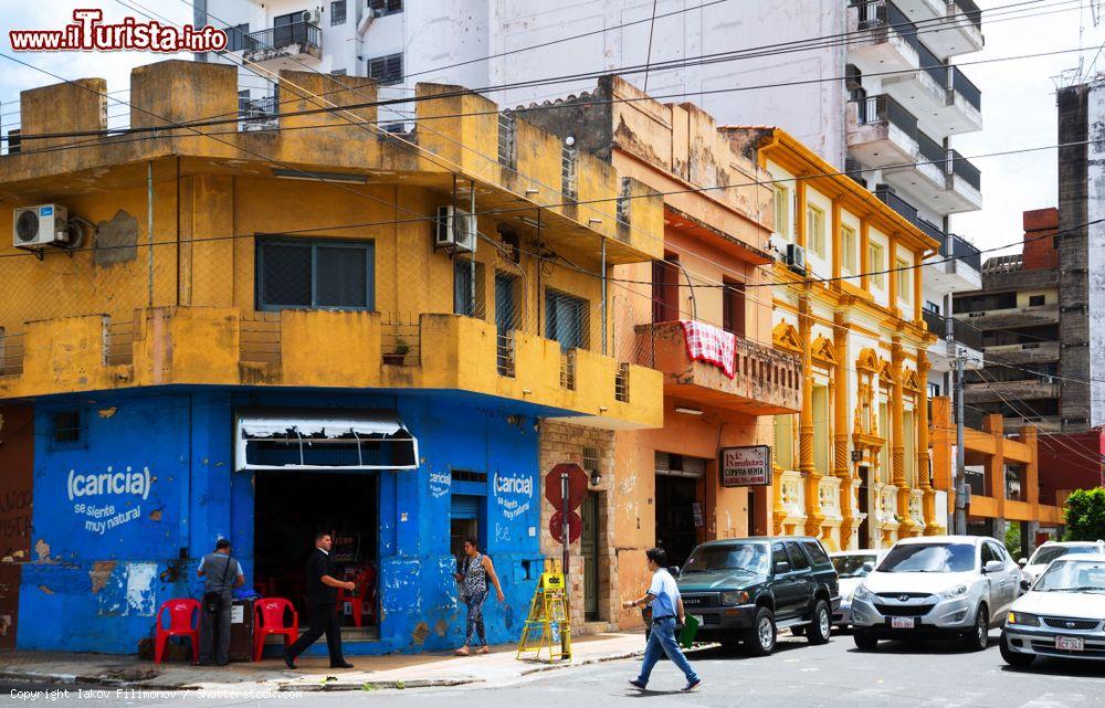 Immagine Una strada centrale di Asuncion con edifici colorati, Paraguay. La città sorge nella parte sud - occidentale del paese, a pochi chilometri di distanza dal confine con l'Argentina - © Iakov Filimonov / Shutterstock.com