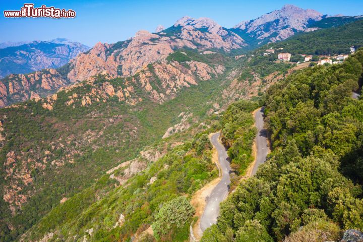 Immagine Una strada che sale tra le montagne a Piana, siamo golfo di Girolata nella Corsica nord occidentale - © Eugene Sergeev / Shutterstock.com