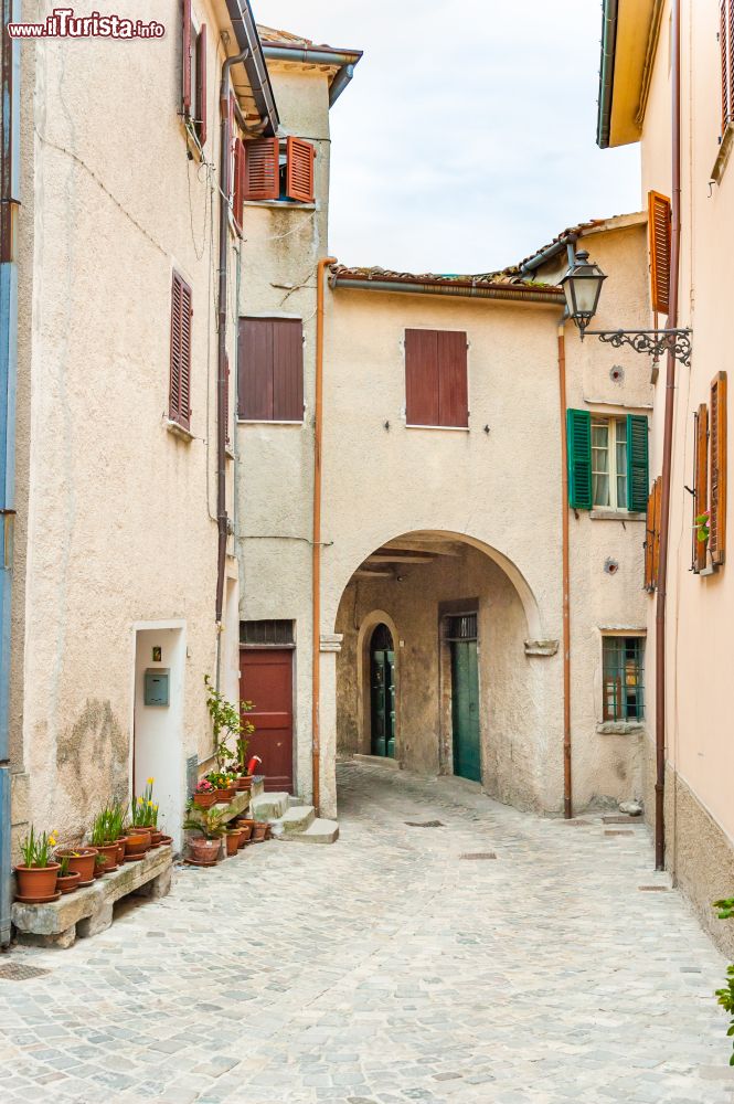 Immagine Una strada con arco nel cuore del borgo di Monte Grimano Terme, villaggio delle Marche nel Montefeltro