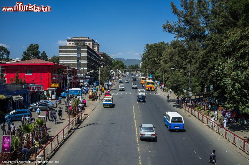 Immagine Una strada con automobili nel centro di Addis Abeba, Etiopia, in una giornata di sole - © LMspencer / Shutterstock.com