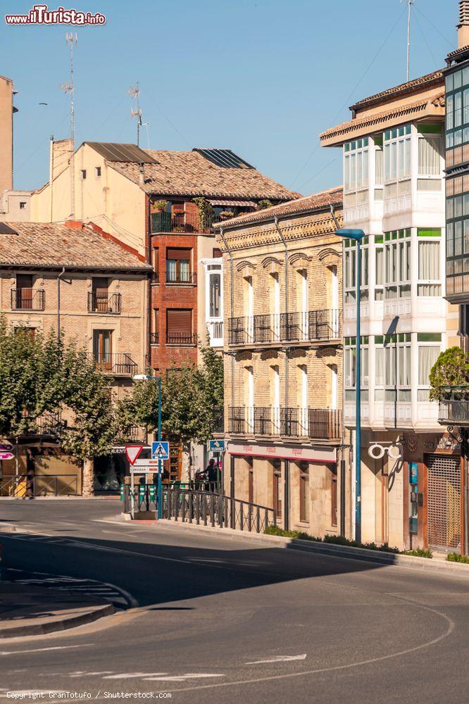 Immagine Una strada con curva nel centro di Olite, Navarra, Spagna - © GranTotufo / Shutterstock.com