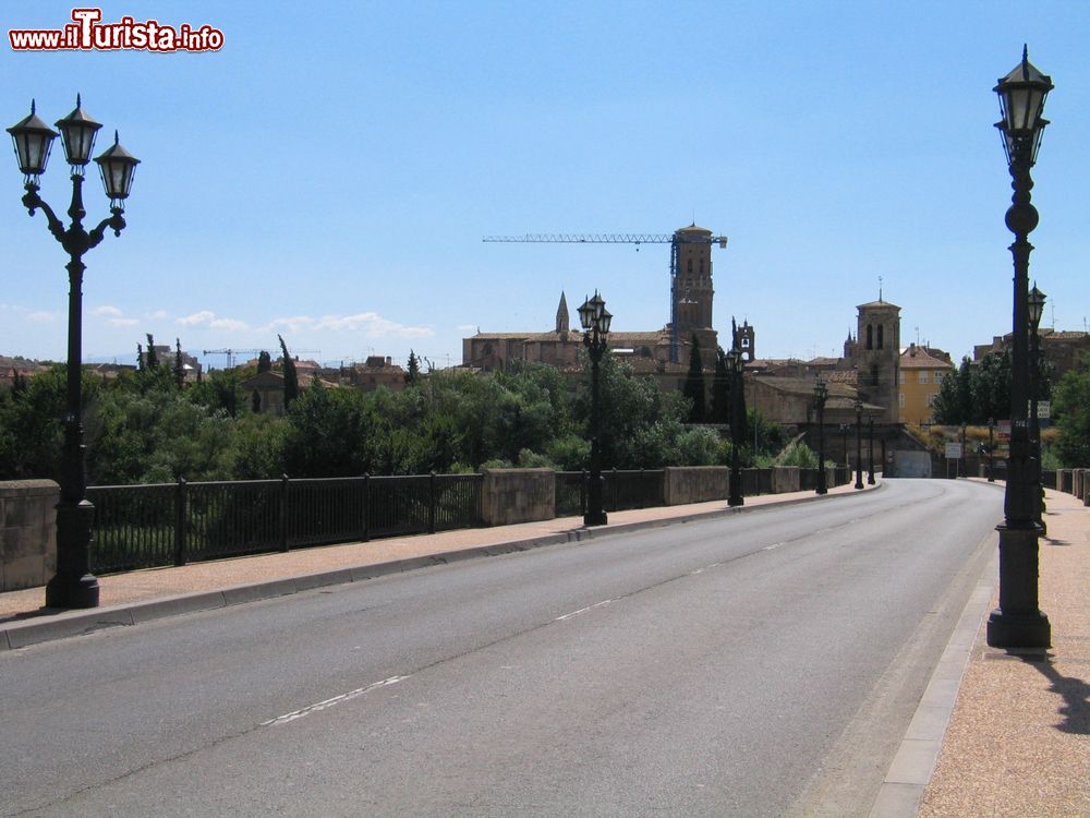 Immagine Una strada con lampioni antichi nel villaggio di Tudela, provincia di Navarra, Spagna.