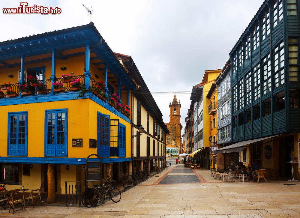 Immagine Una strada con le tradizionali case asturiane nel centro di Oviedo, Spagna.
