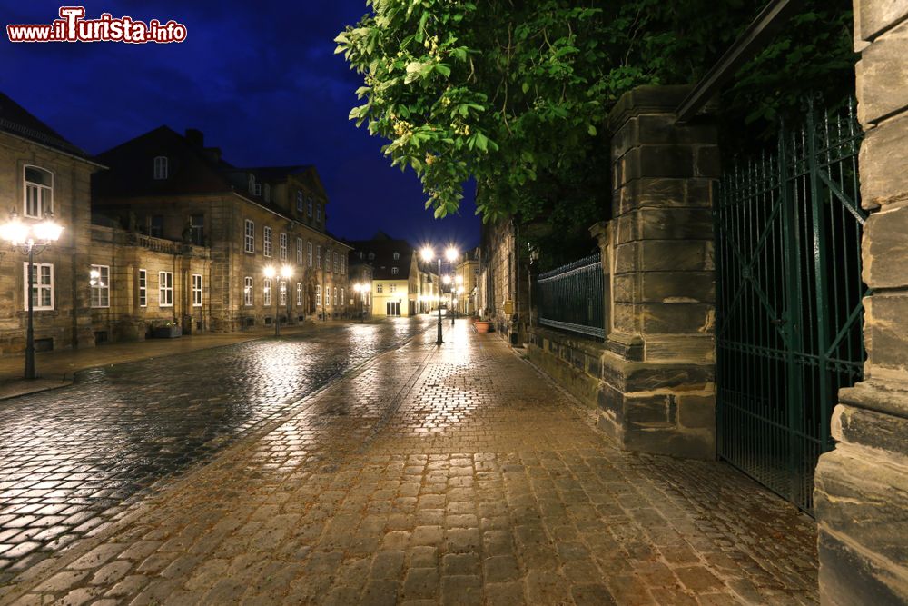 Immagine Una strada con pavimentazione di ciottoli a Bayreuth (Germania) dopo la pioggia.