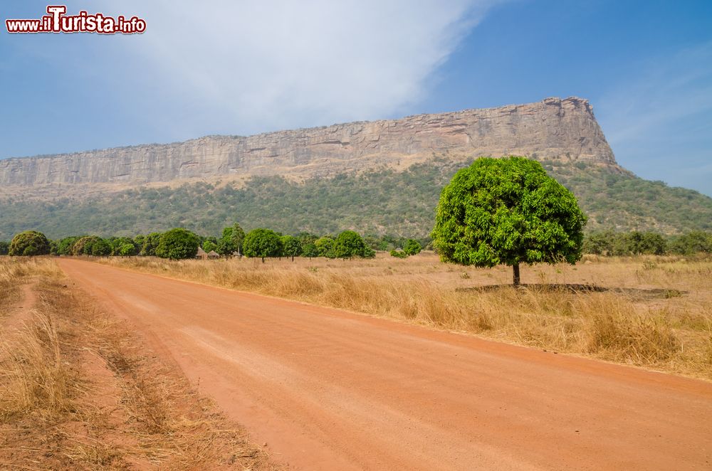 Immagine Una strada con polvere rossa nella regione di Fouta Djalon, Guinea, Africa.