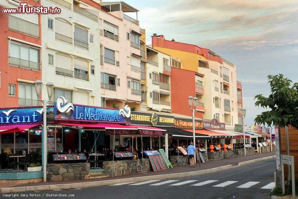 Immagine Una strada con ristoranti e locali in un pomeriggio estivo a Cap d'Agde, Francia - © Gary Perkin / Shutterstock.com