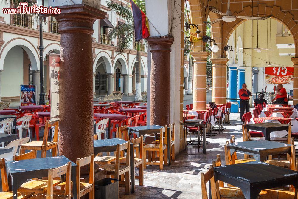 Immagine Una strada con ristoranti nel centro storico di Veracruz, Messico - © Lev Levin / Shutterstock.com