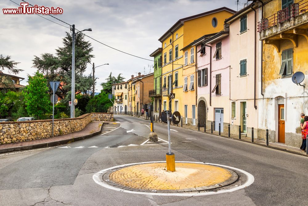 Immagine Una strada con vecchie case nel centro di Sarzana, provincia La Spezia, Liguria.
