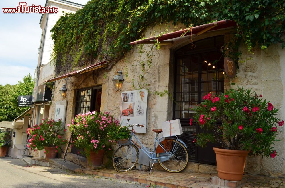 Immagine Una strada del borgo di Mougins in Francia