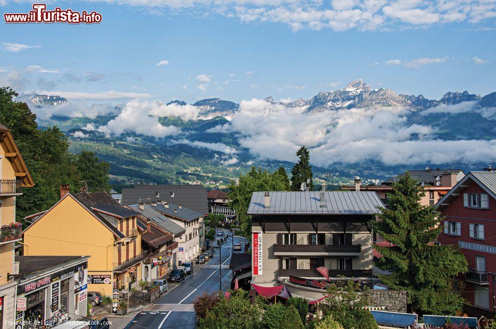 Immagine Una strada del centro abitato di Saint-Gervais-les-Bains, Francia. E' un famoso resort sciistico situato nella provincia dell'Alta Savoia nei pressi del Monte Bianco - © Celli07 / Shutterstock.com