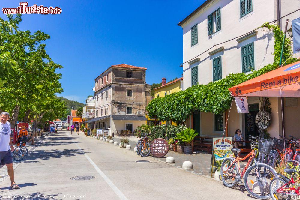 Immagine Una strada del centro cittadino di Skradin in una giornata estiva (Croazia) - © Zbigniew Guzowski / Shutterstock.com