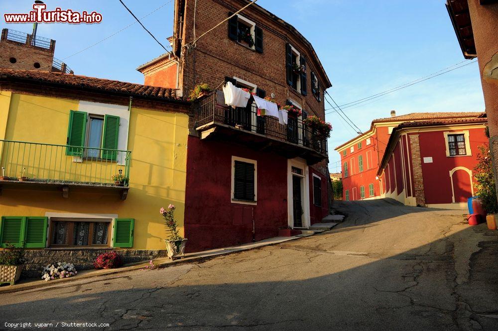 Immagine Una strada del centro di Agliano in Piemonte - © vyparn / Shutterstock.com