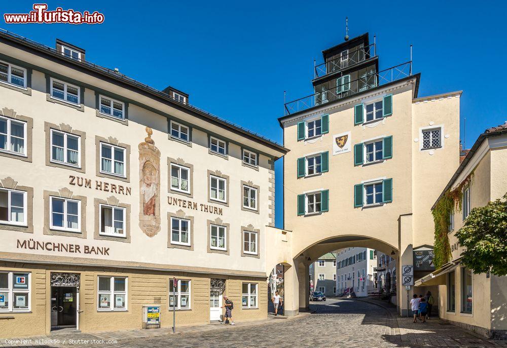 Immagine Una strada del centro di Bad Tolz, Germania. Alcuni degli edifici antichi che si affacciano nel cuore di questa località tedesca - © milosk50 / Shutterstock.com