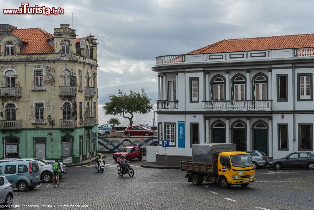 Immagine Una strada del centro di Horta, isola di Faial, Azzorre - © Francesco Bonino / Shutterstock.com
