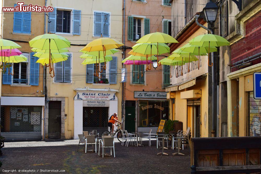 Immagine Una strada del centro di La Seyne-sur-Mer decorata con ombrelli colorati (Francia) - © drobacphoto / Shutterstock.com
