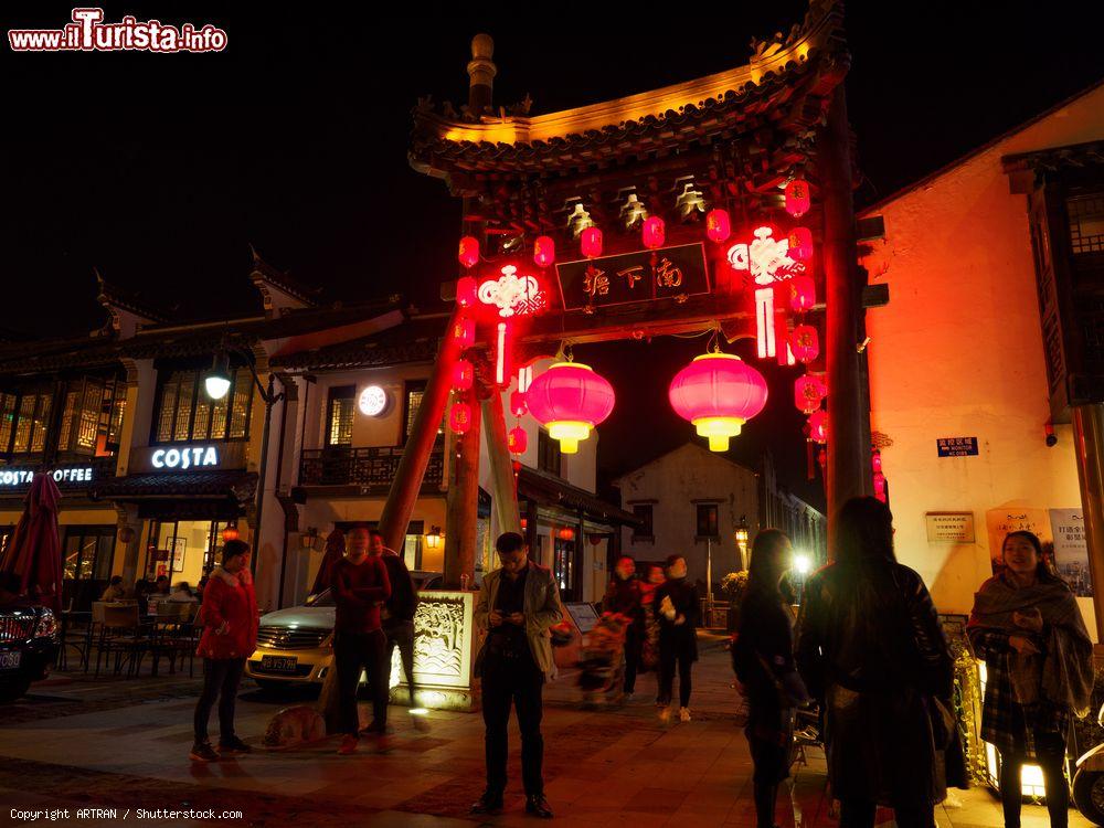 Immagine Una strada del centro di Nanchang by night con ristoranti, edifici storici e le tradizionali lanterne - © ARTRAN / Shutterstock.com