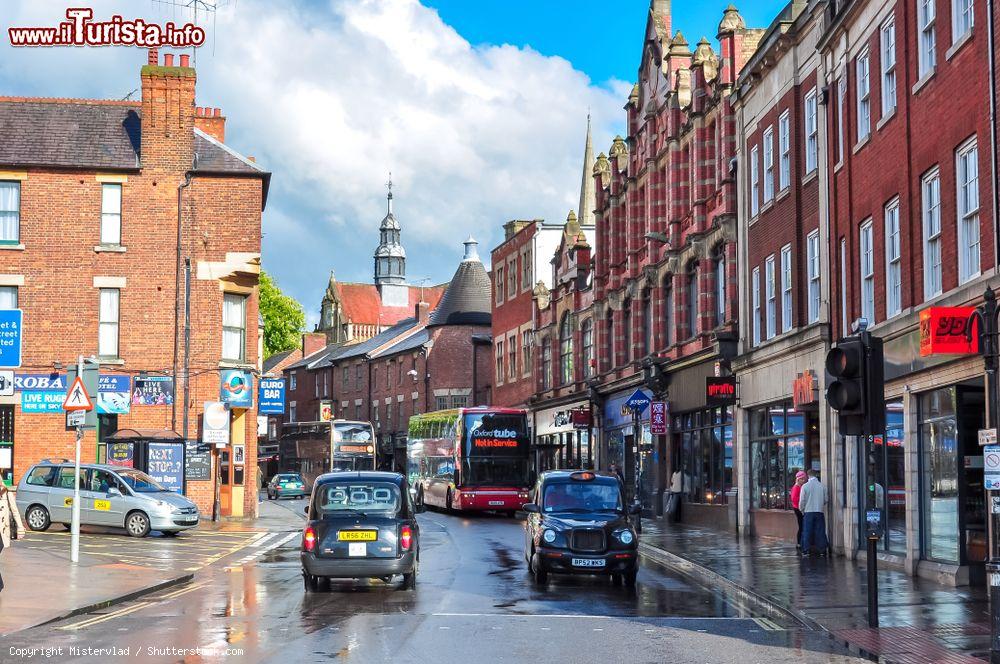 Immagine Una strada del centro di Oxford, Inghilterra, dopo la pioggia - © Mistervlad / Shutterstock.com