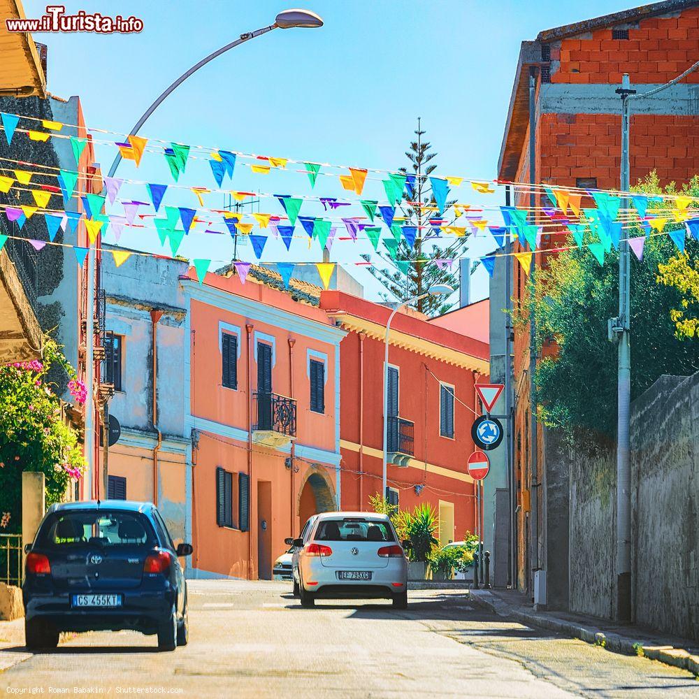 Immagine Una strada del centro di Santadi, nel sud della Sardegna - © Roman Babakin / Shutterstock.com