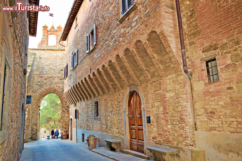 Immagine Una strada del centro medievale del borgo di Barberino Val d'Elsa in Toscana