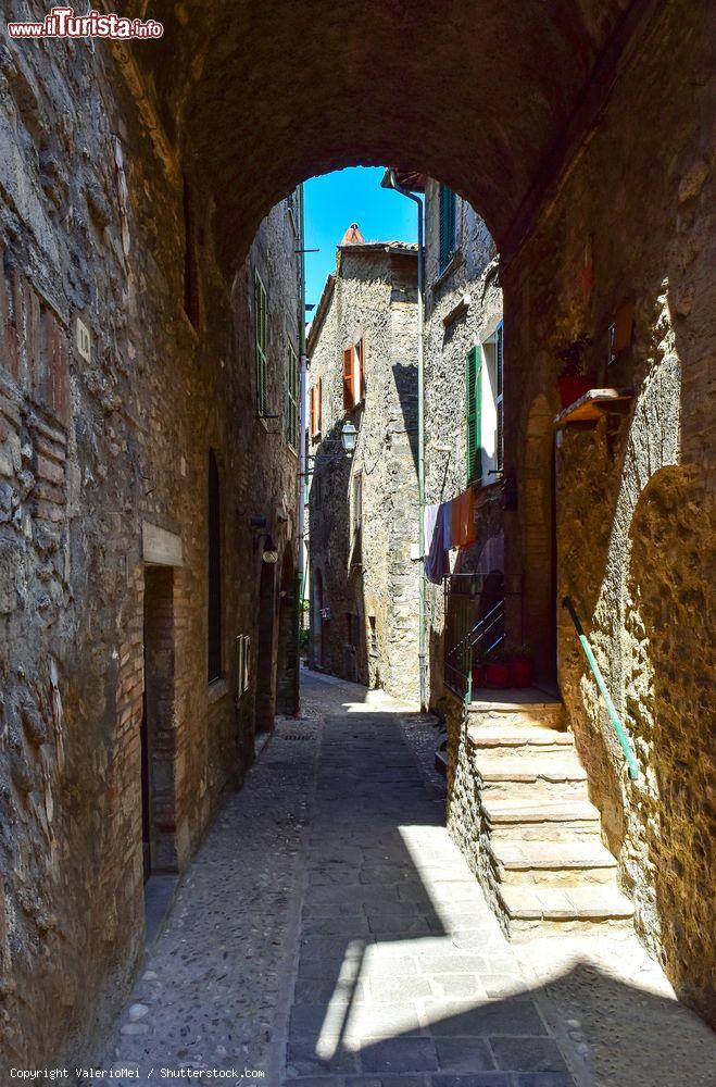 Immagine Una strada del centro medievale di Acquasparta in Umbria - © ValerioMei / Shutterstock.com