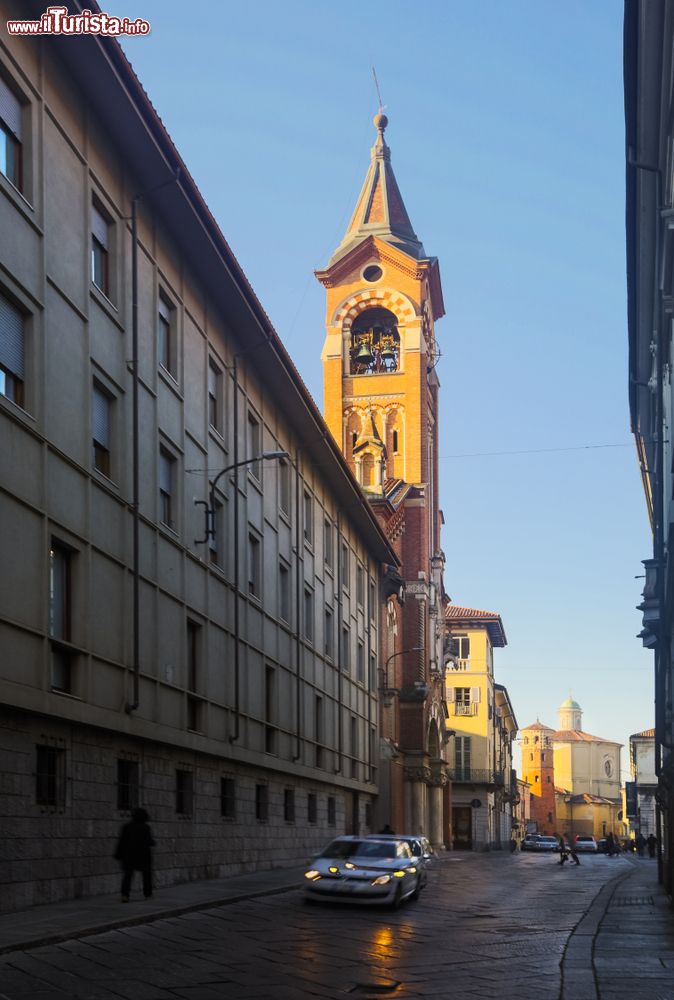 Immagine Una strada del centro storico di Asti e il campanile del Santuario di San Giuseppe