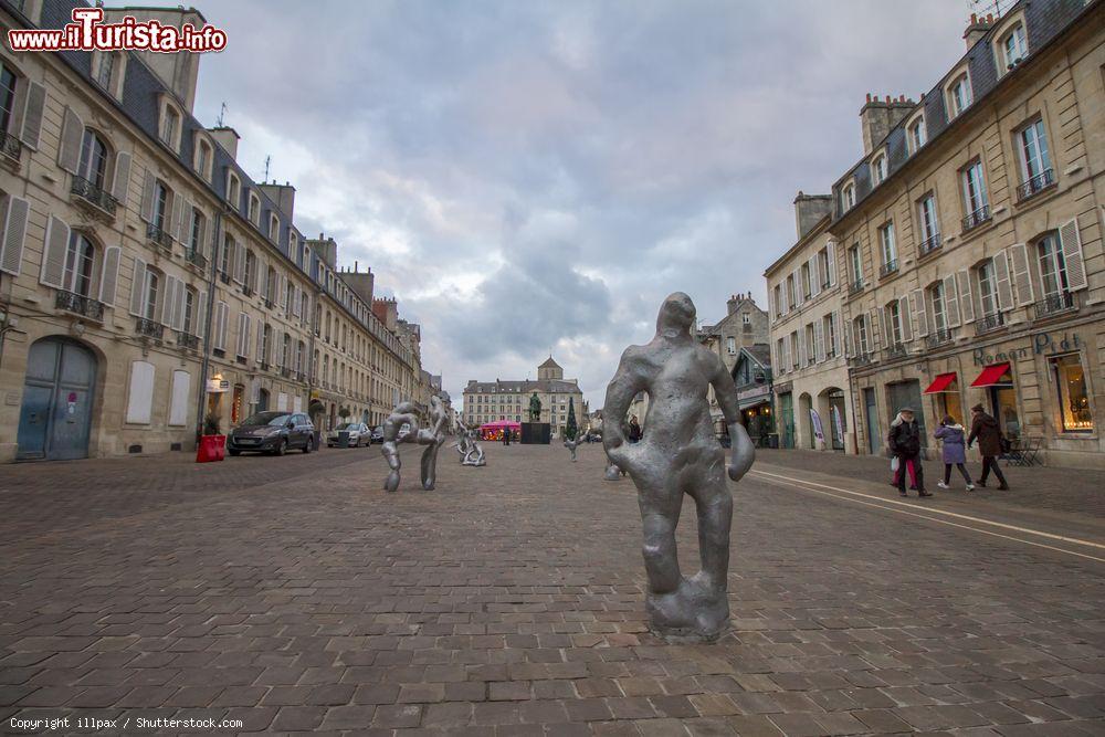 Immagine Una strada del centro storico di Caen con statue, Bassa Normandia, Francia - © illpax / Shutterstock.com