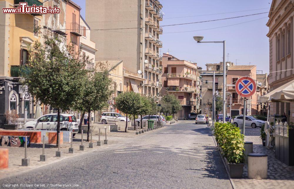 Immagine Una strada del centro storico di Gela in Sicilia - © Filippo Carlot / Shutterstock.com
