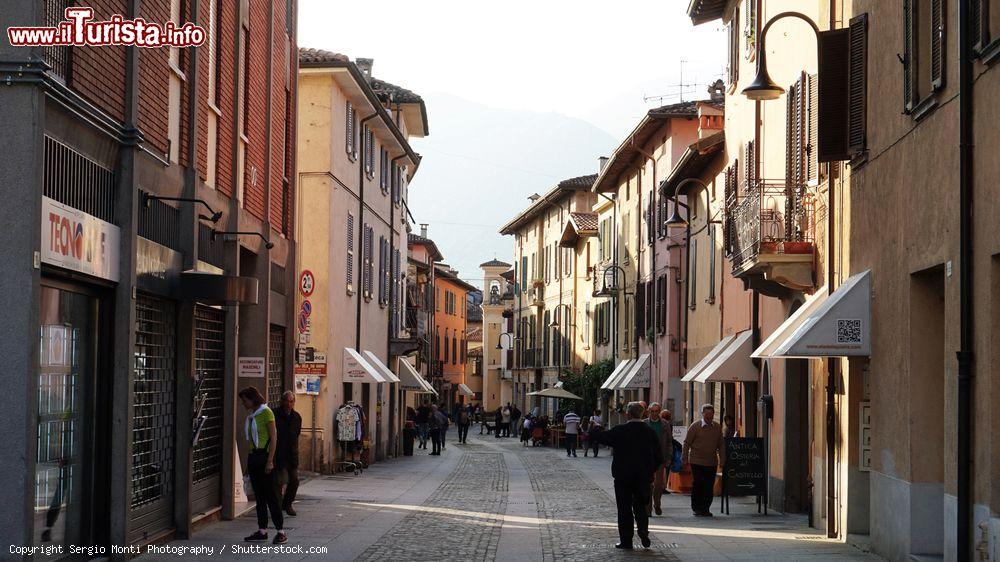 Immagine Una strada del centro storico di Iseo, cittadina sulla sponda meridionale del lago omonimo in provincia di Brescia - foto © Sergio Monti Photography / Shutterstock.com