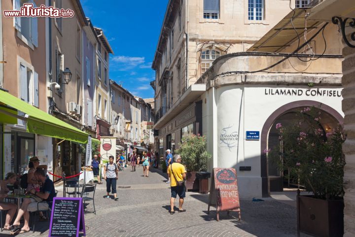 Immagine Una strada del centro storico di L'Isle-sur-la-Sorgue. La città francese è una delle prime tre piattaforme europee per il commercio di oggetti d'antiquariato - foto © Ivica Drusany / Shutterstock.com