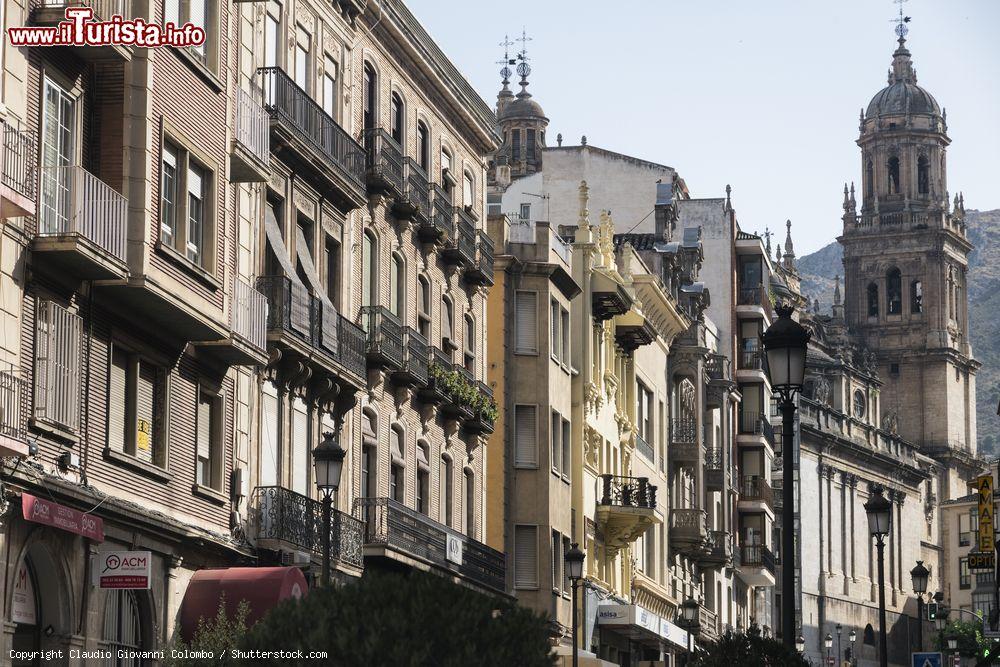 Immagine Una strada del centro storico di Jaen, Andalusia, Spagna. Questa giovane e graziosa cittadina è caratterizzata da un clima e da un'atmosfera tipicamente mediterranea. Sullo sfondo, fra i palazzi antichi, siintravede la torre della cattedrale - © Claudio Giovanni Colombo / Shutterstock.com