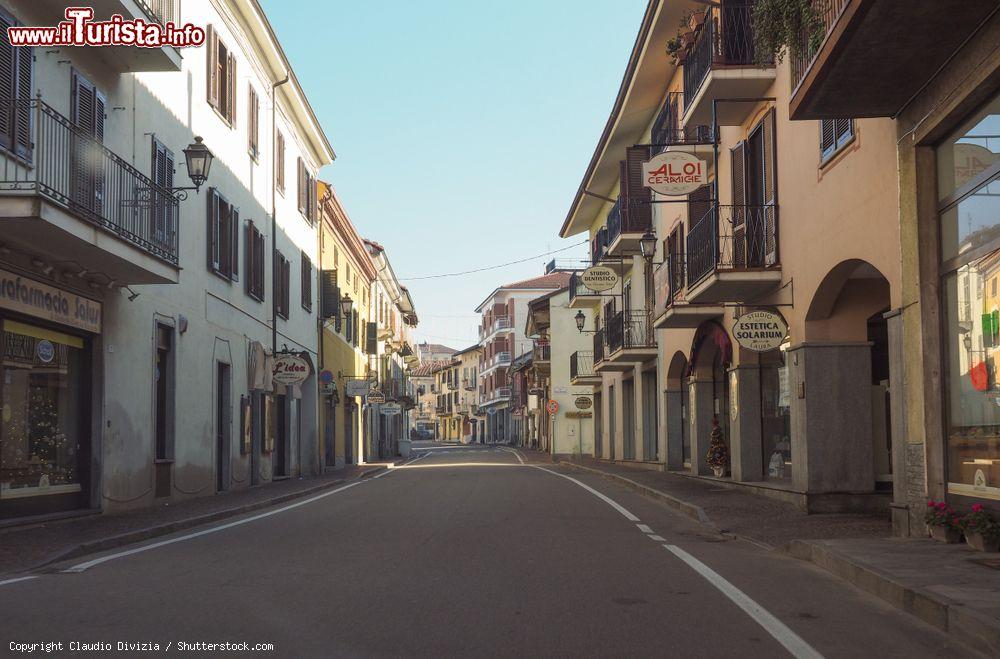 Immagine Una strada del centro storico di Montà in Piemonte: siamo nella regione storica del Roero, nel cuneese - © Claudio Divizia / Shutterstock.com