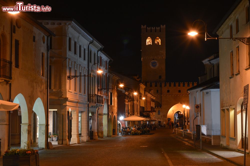 Immagine Una strada del centro storico di Noale, fotografata di sera (Veneto).