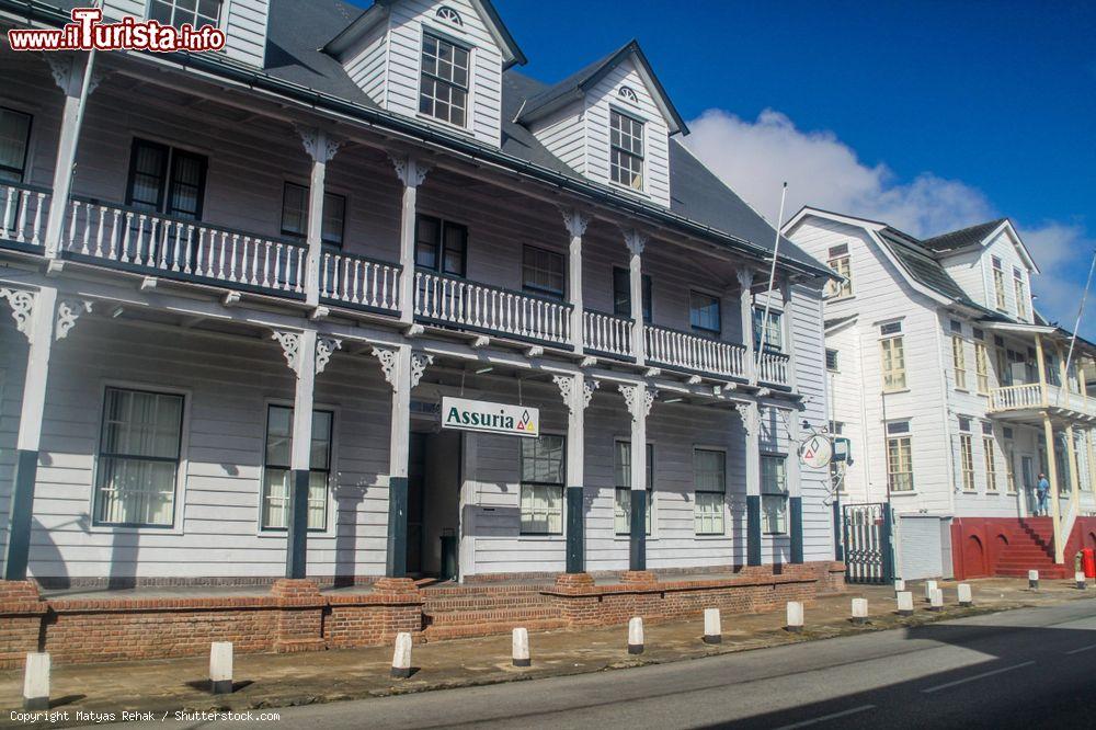 Immagine Una strada del centro storico di Paramaribo, Suriname, con edifici di epoca coloniale - © Matyas Rehak / Shutterstock.com